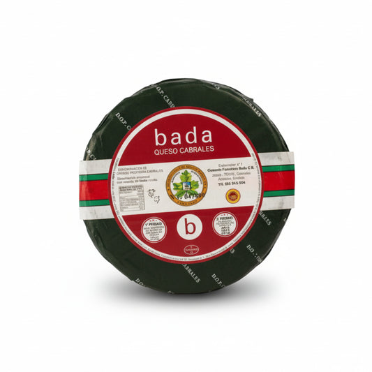 Un bocado de Cabrales Bada es un premio en sí mismo. Es la elección de los gourmets que buscan autenticidad y la intensidad de un producto que lleva el sello de la tierra asturiana. No es un queso para tímidos; es un manjar para aquellos que aprecian la fuerza de lo genuino.