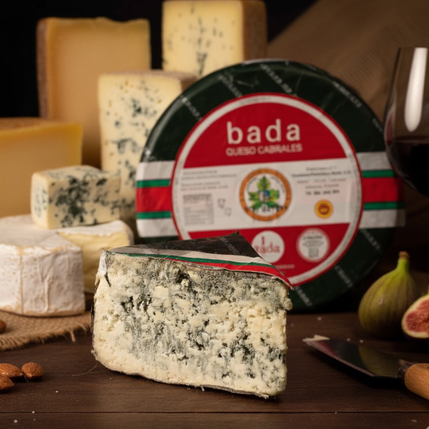 Un bocado de Cabrales Bada es un premio en sí mismo. Es la elección de los gourmets que buscan autenticidad y la intensidad de un producto que lleva el sello de la tierra asturiana. No es un queso para tímidos; es un manjar para aquellos que aprecian la fuerza de lo genuino.